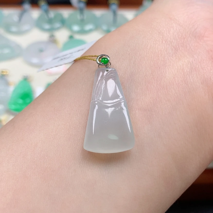 【闪购商品】翡翠18K金镶嵌颈饰竹子