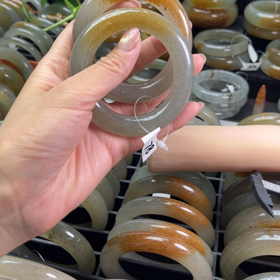 婉****石英质玉未镶嵌手镯