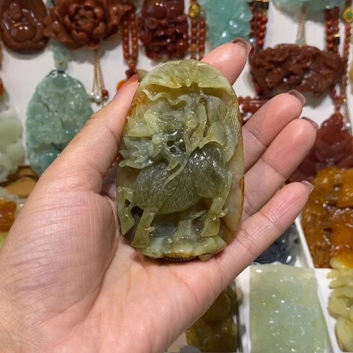高***花未镶嵌蛇纹石玉颈饰