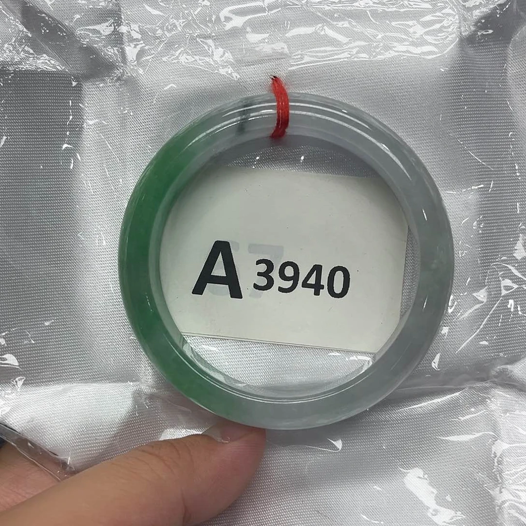 翡翠手镯未镶嵌默认瑕疵