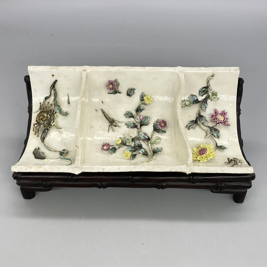 32501115*清末粉彩花卉草虫雕瓷竹节型壁隔/瓷器三