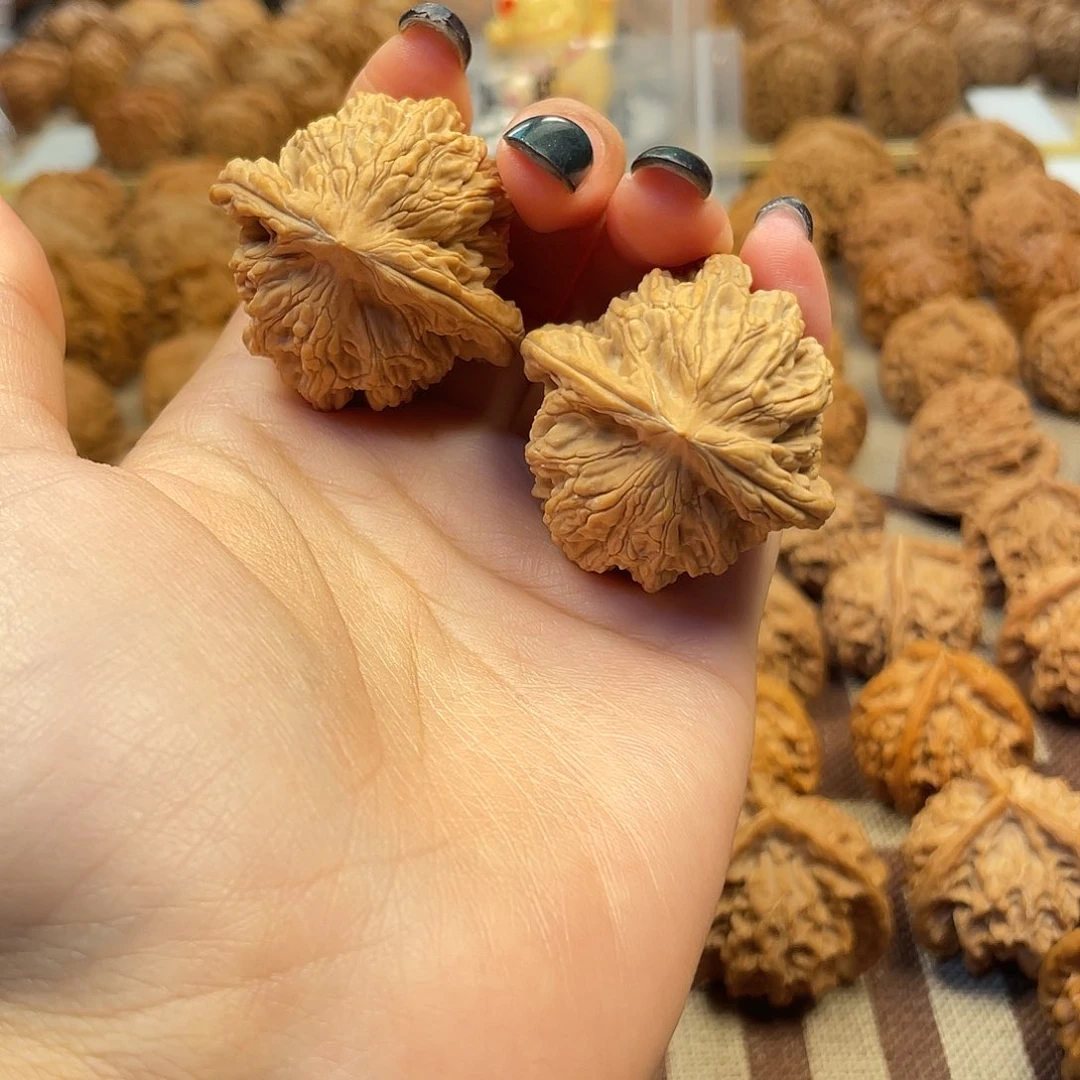 文玩核桃吊坠虎头