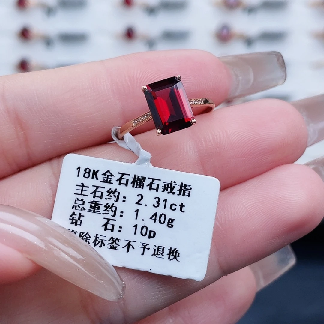 18K金镶嵌戒指石榴石