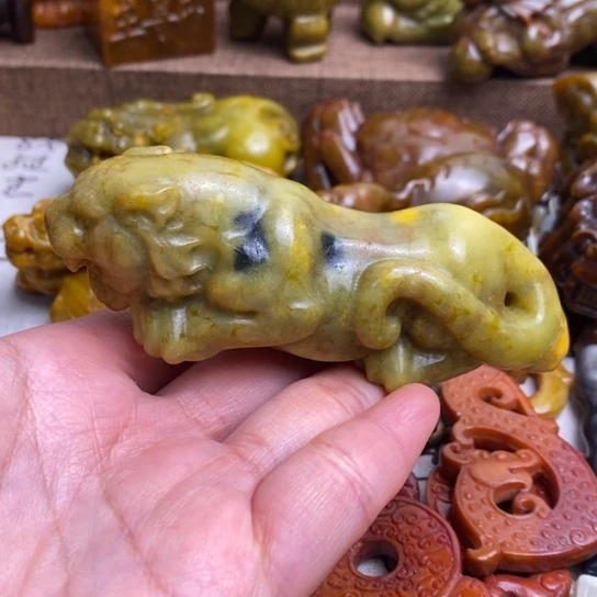 蛇纹石玉未镶嵌颈饰