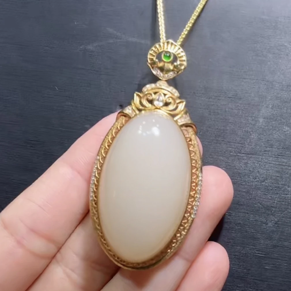 和田玉老料浓藕粉吊坠18k金镶嵌