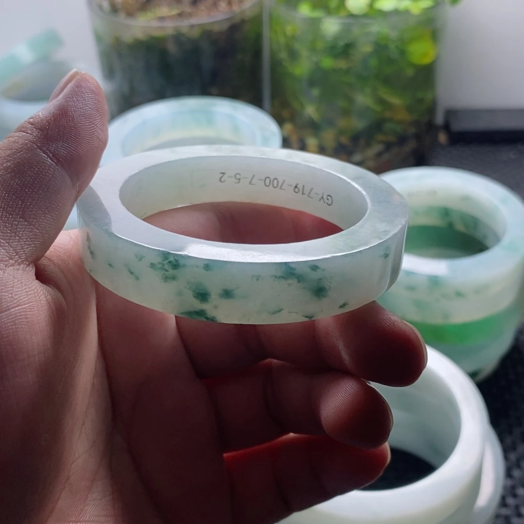 女***神未镶嵌手镯定制翡翠