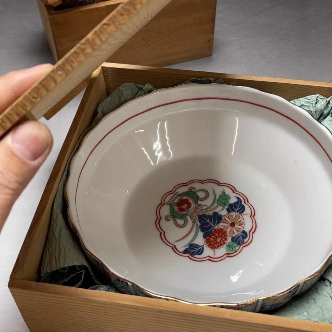 瓷片缘***离密密麻麻地排列着一个