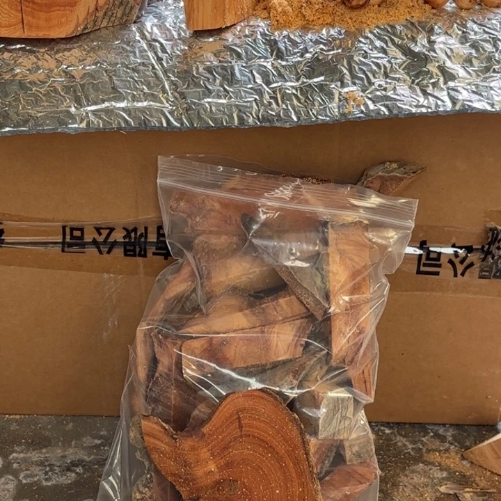 茶***间柏木黑油红的香块一包