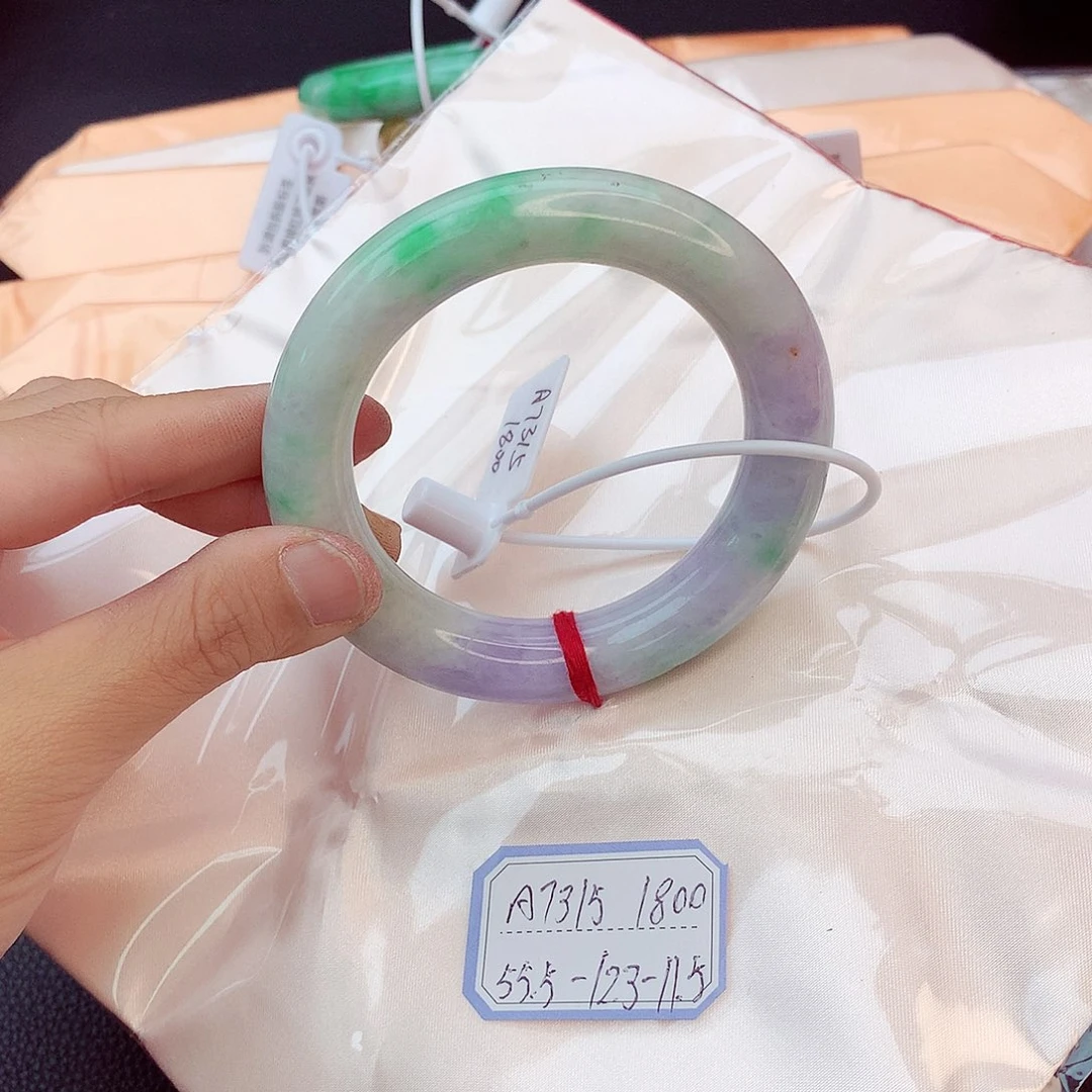 翡翠手镯未镶嵌翡翠