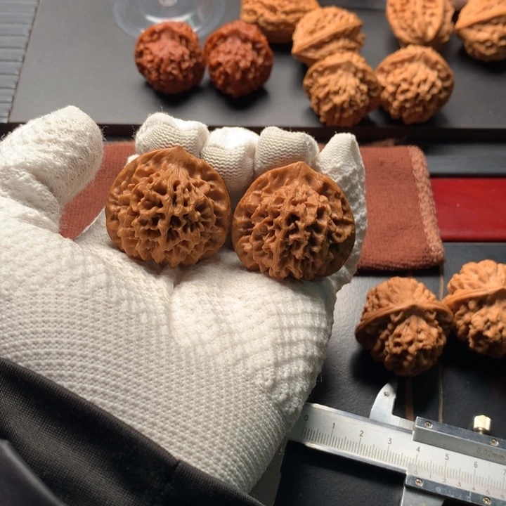 胡***三文玩核桃吊坠秦闷