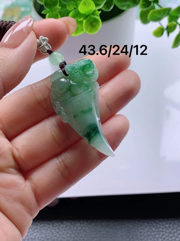 天然翡翠A货冰润飘花龙牙貔貅吊坠