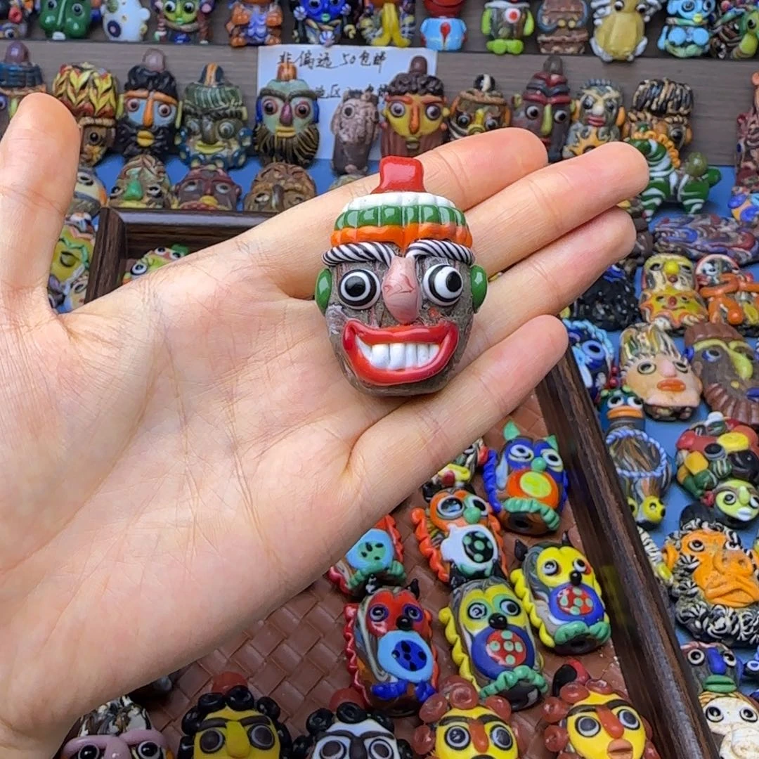 琉璃非金属玻璃颈饰大牙娃一个