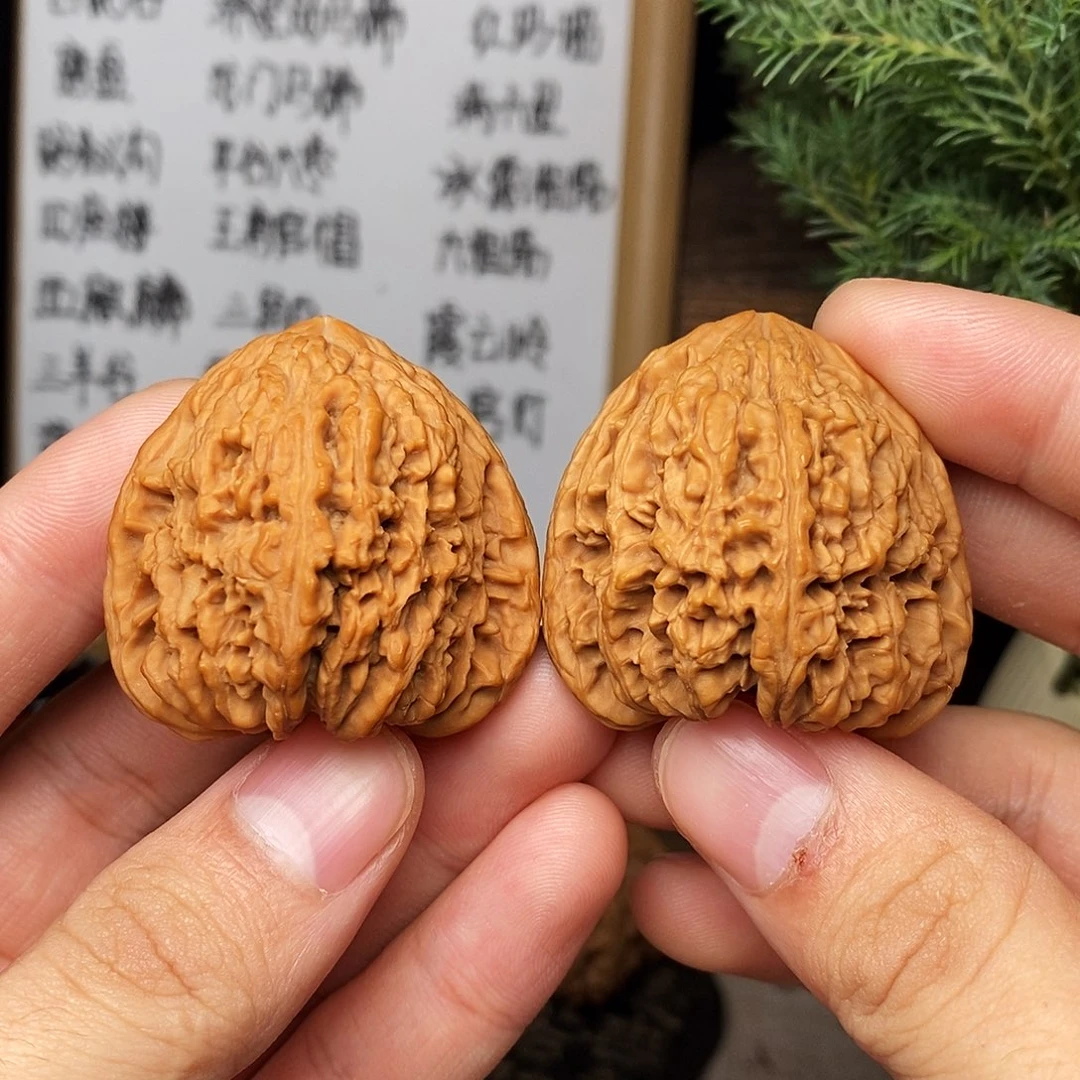 文玩核桃吊坠南疆石（黄