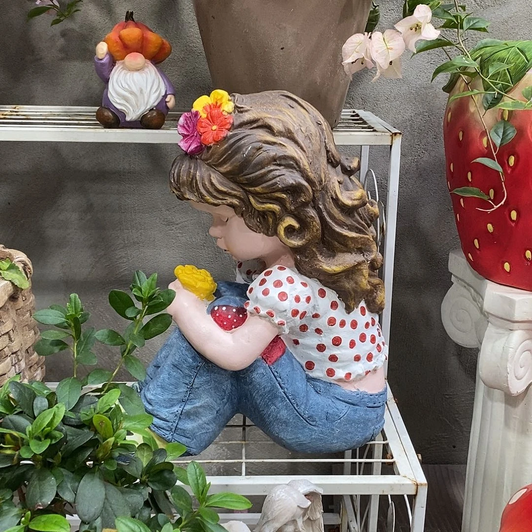 有机玻璃抱膝女孩