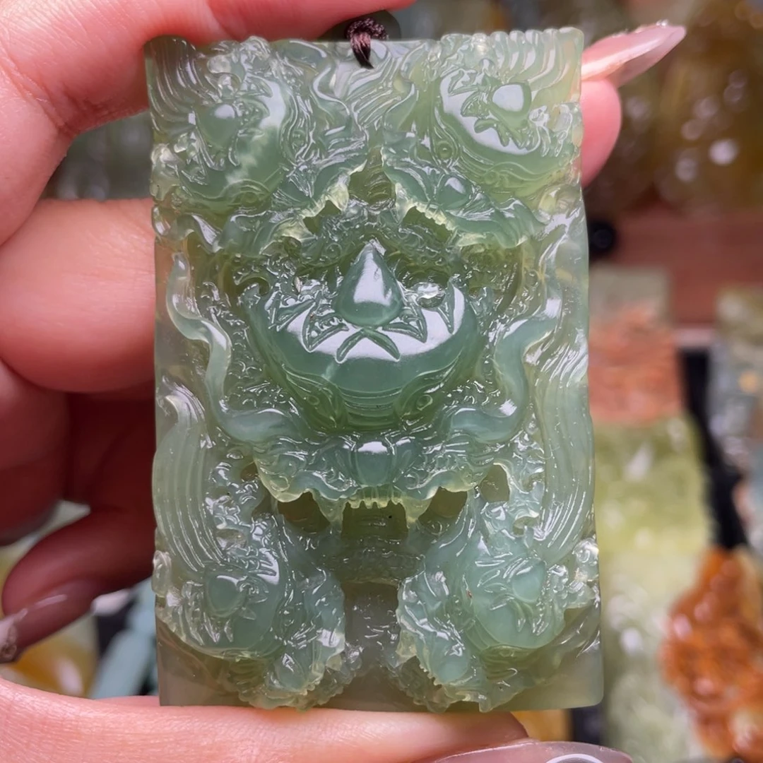 蹦***咔未镶嵌蛇纹石玉颈饰