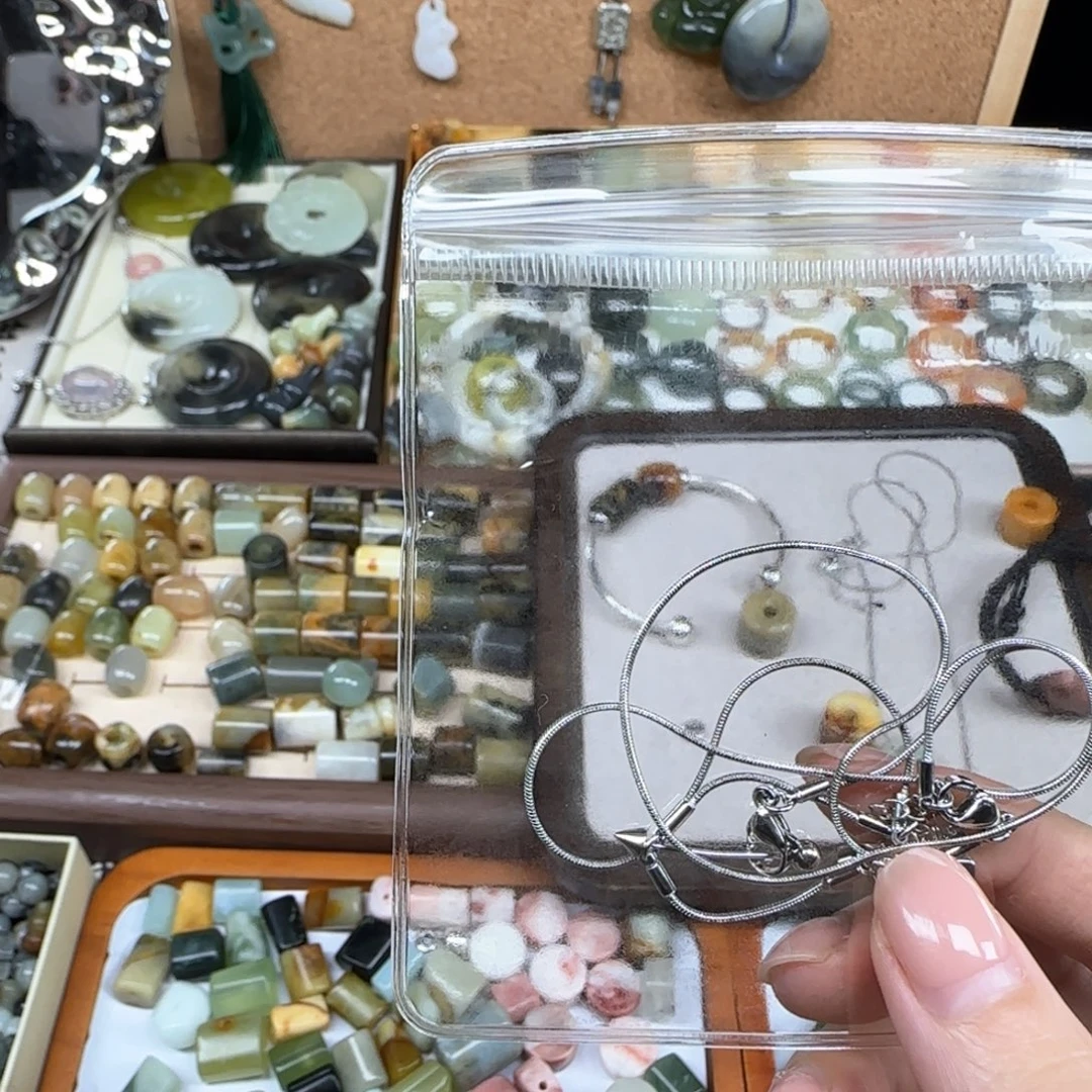 梓***烨未镶嵌岫玉岫玉戒指搭配