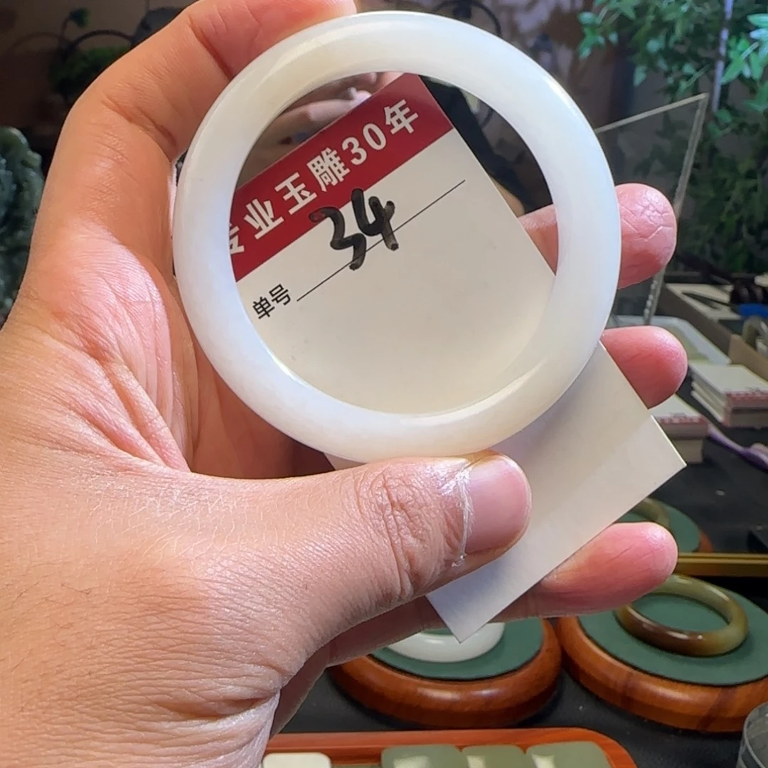 吴***卒和田玉未镶嵌颈饰