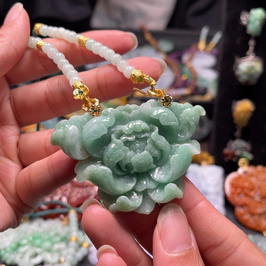 翡翠颈饰未镶嵌vcvvvvhhhhhhhbnn