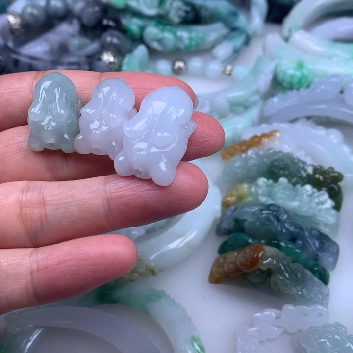 颈饰未镶嵌翡翠通孔兔子一个