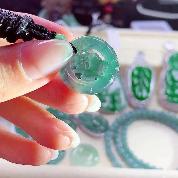 翡翠颈饰未镶嵌天然