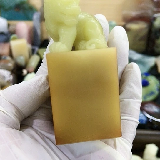 印***家昌化石印石青田菜花黄钮章一支