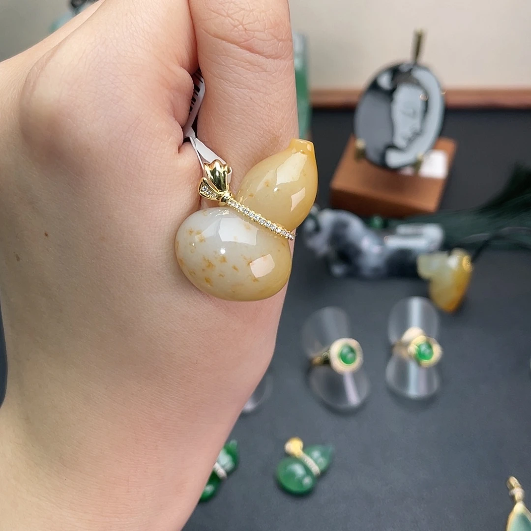 翡翠18K金镶嵌挂件洒金逍遥葫芦