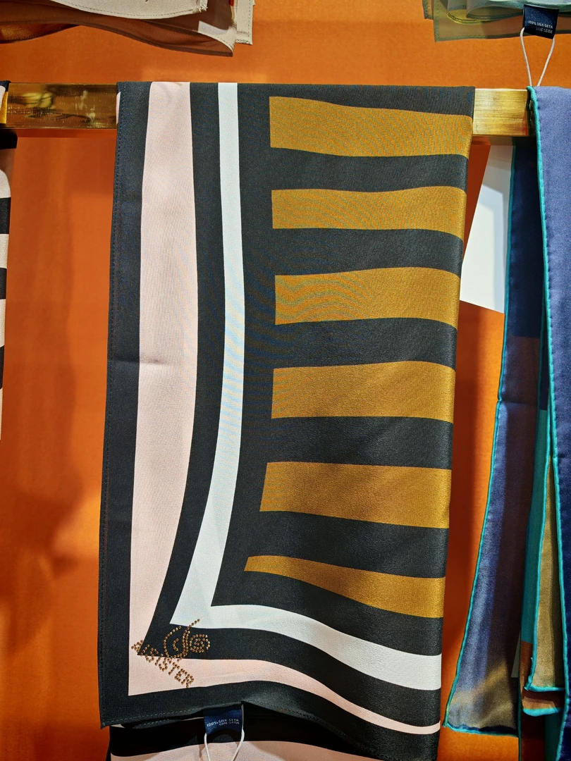 杰玛莉•爱姐妹撞色竖条纹方巾