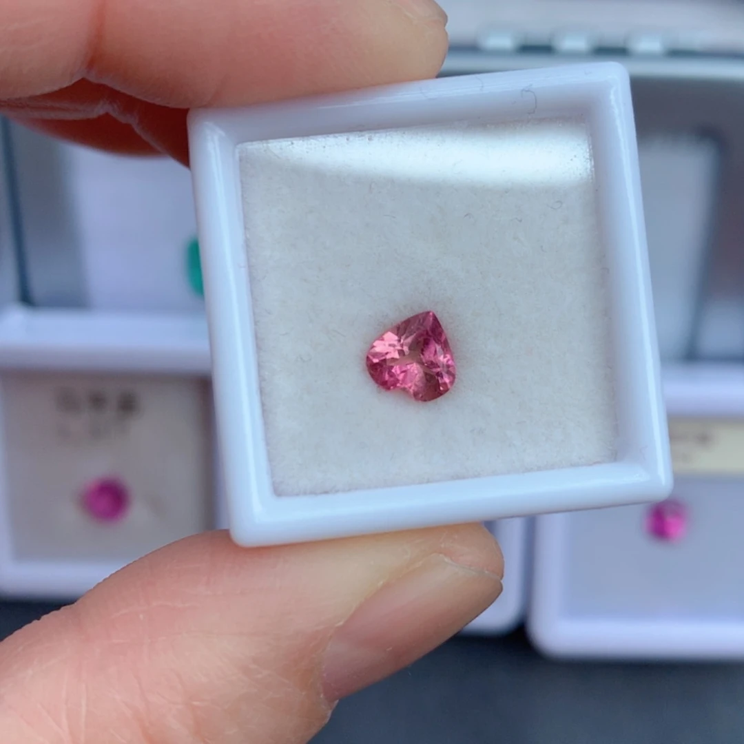 未镶嵌0.7克拉裸石红色碧玺