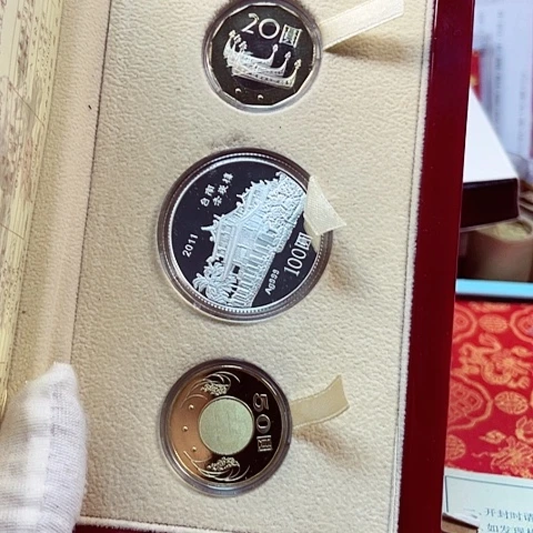 其他普通金属弯100银币配精制币2枚，，，，，，