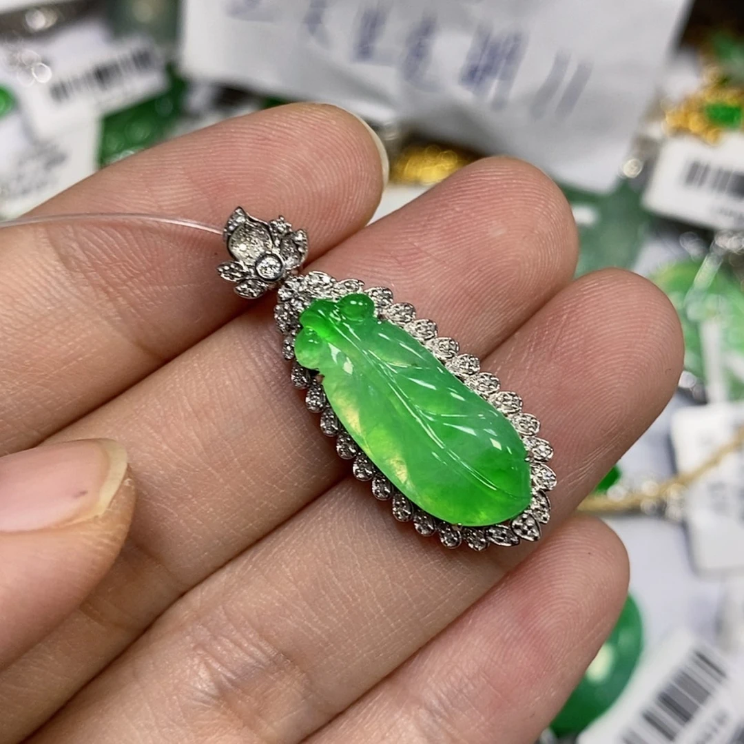 【闪购商品】颈饰18K金镶嵌翡翠L**y吊坠
