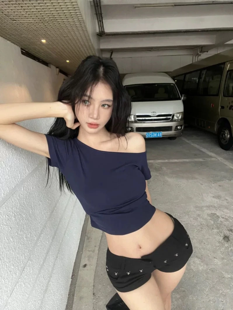 深蓝色辣妹斜肩短袖修身T恤女夏季紧身短款别致独特绝美露肩上衣