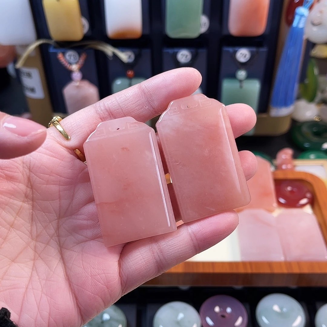 颈饰未镶嵌石英质玉安*