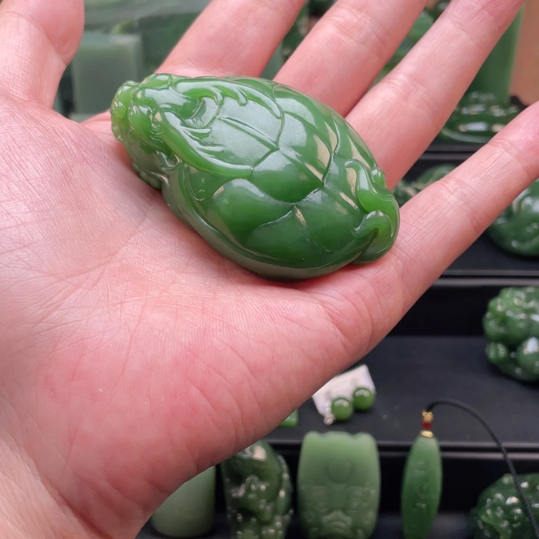 愚***枚颈饰未镶嵌和田玉（碧玉）