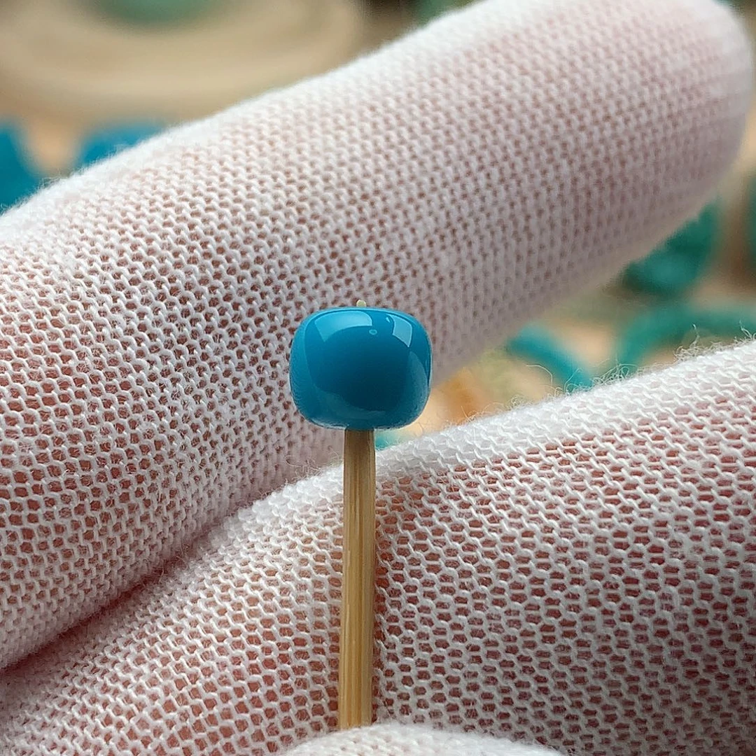 绿松石未镶嵌颈饰