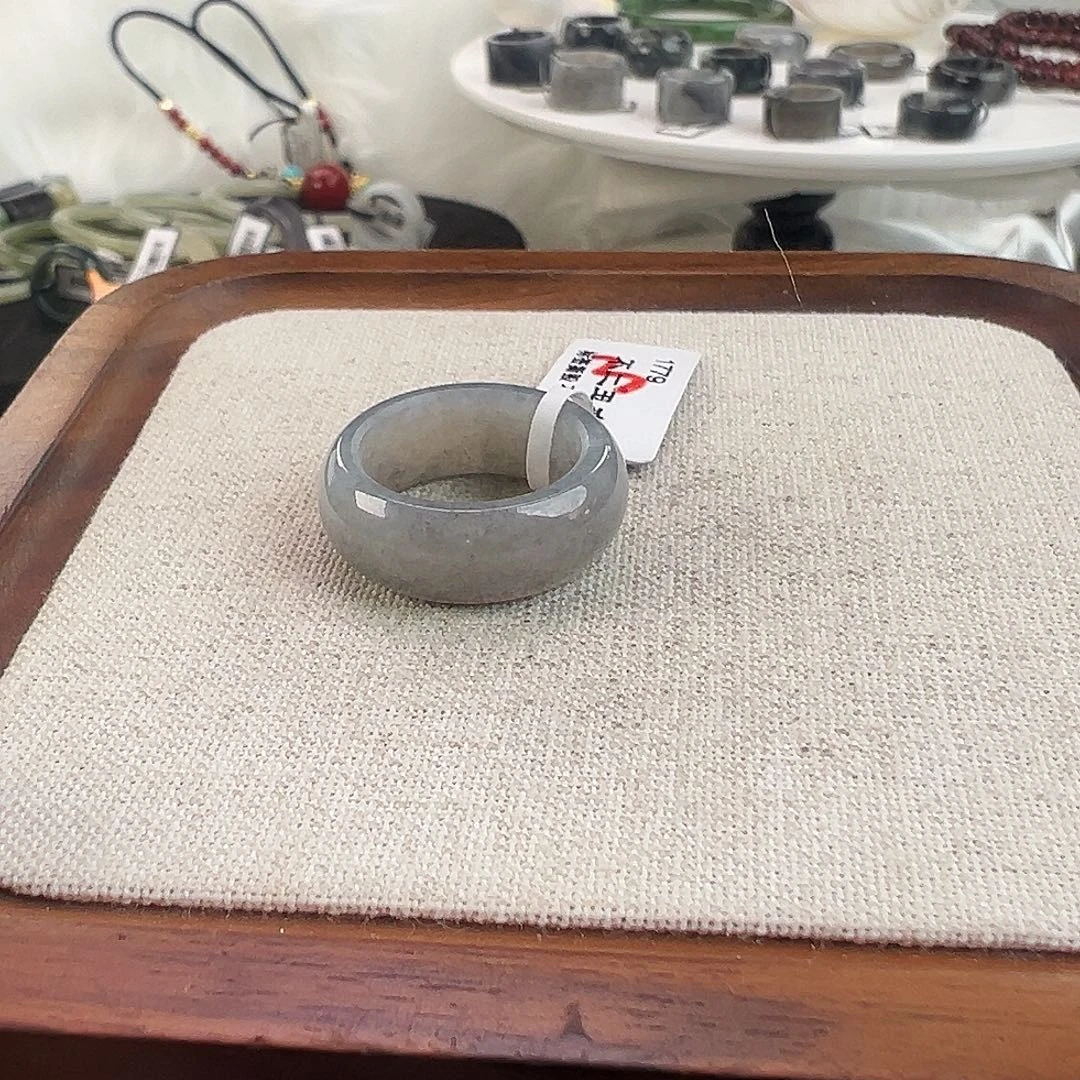 和田玉足金镶嵌戒指w85飘墨轮胎17.4不退换