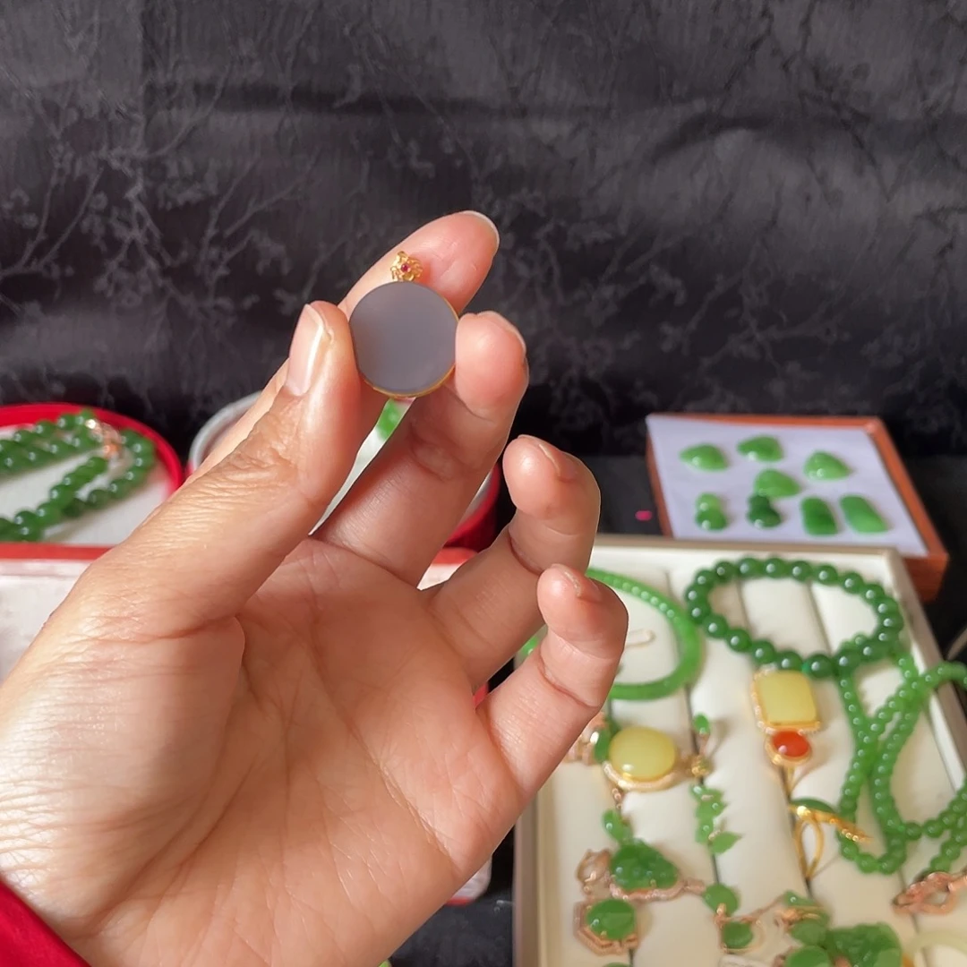 和田玉挂件18K金镶嵌