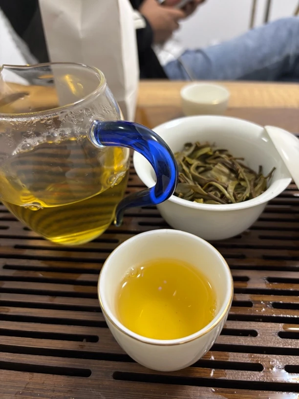 冰岛老寨26号 2024年秋茶老树旧寨山200克饼+夏中小树茶砖一个