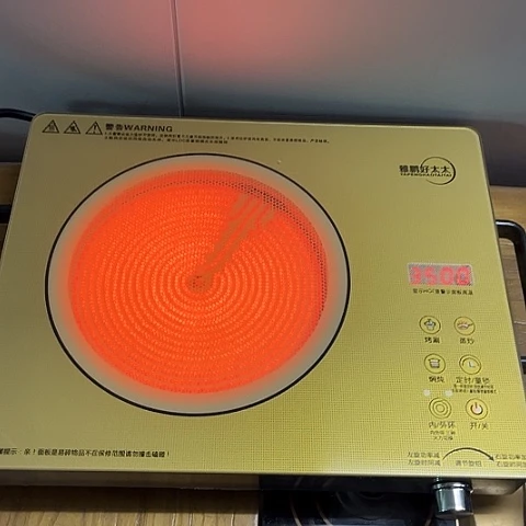 微瑕，不能明火，口径20厘米，3500瓦钛晶板，有通风