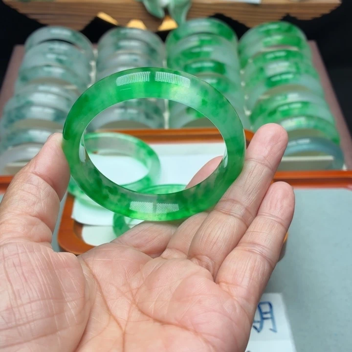 宝***苑石英质玉未镶嵌手镯
