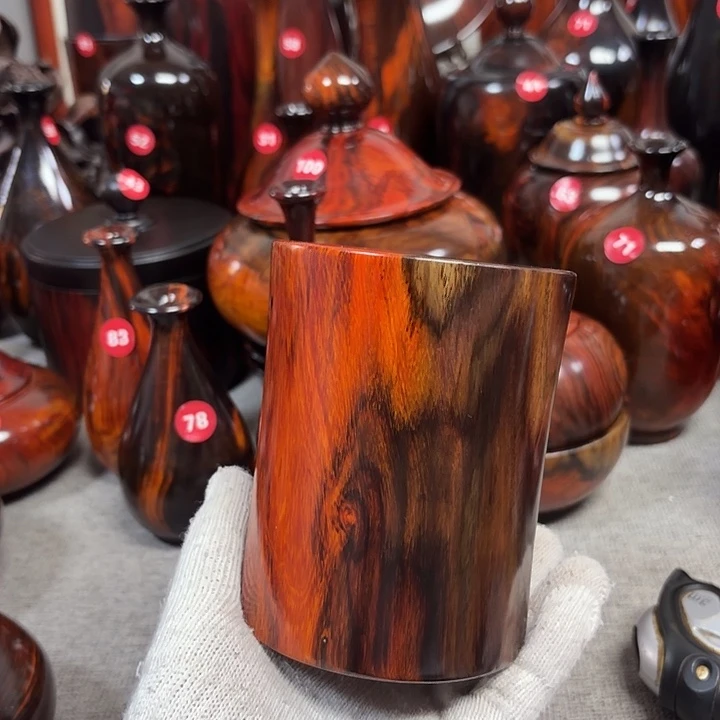 空***军木大红酸枝笔筒一个