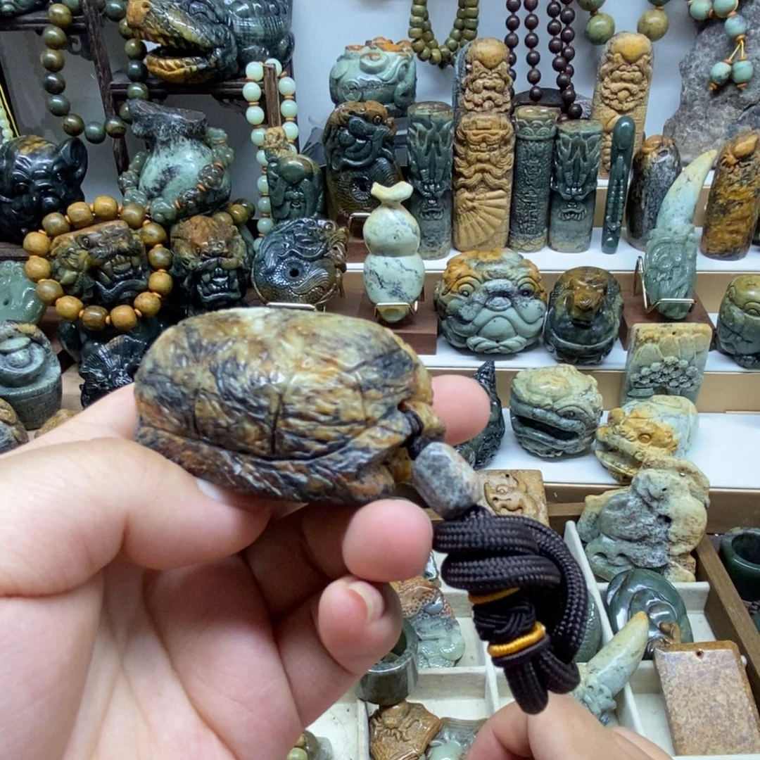 未镶嵌岫岩河磨玉（透闪石质玉）把件