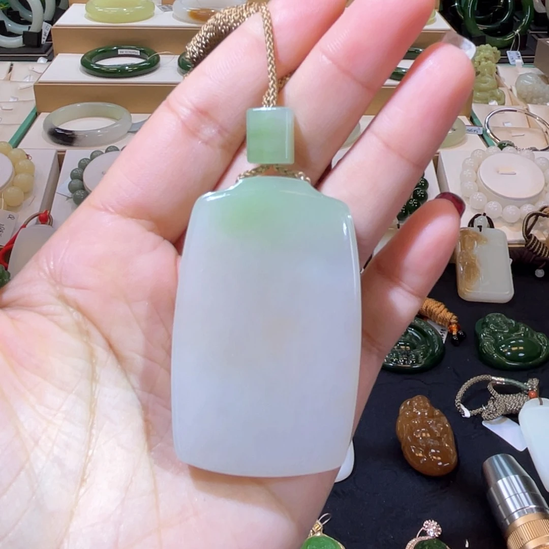 和田玉收藏级特色粉翠无事牌未镶嵌