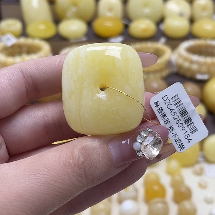 琥珀未镶嵌裸石30.7*34.1*16.1mm浓蜡白妖扣子