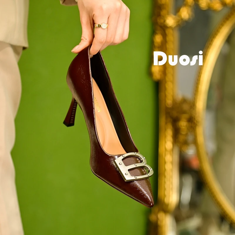 【DUOSI】7cm字母黑色高跟鞋女细跟优雅宴会鞋时尚尖头单鞋25D75-57