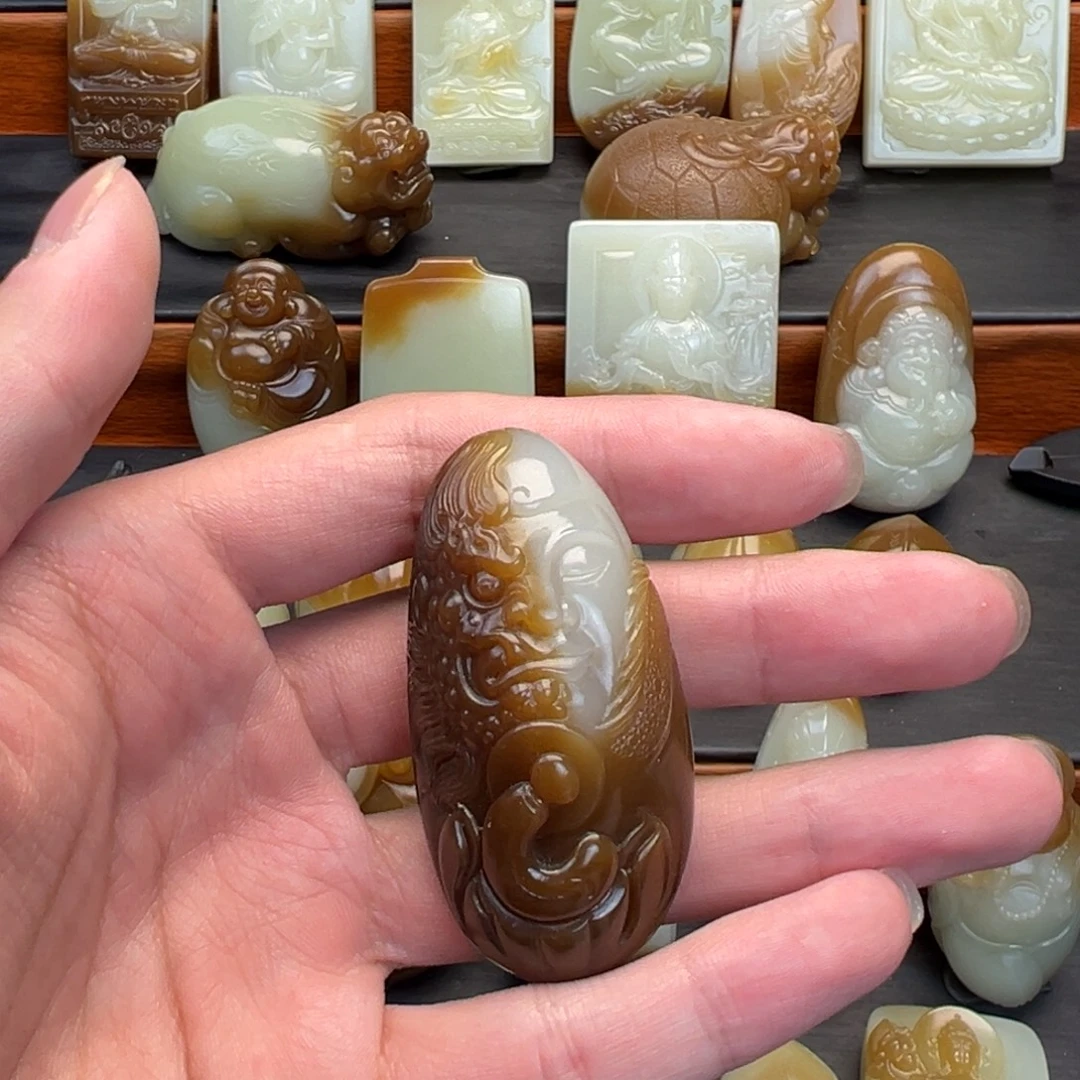 遗***月和田玉未镶嵌颈饰