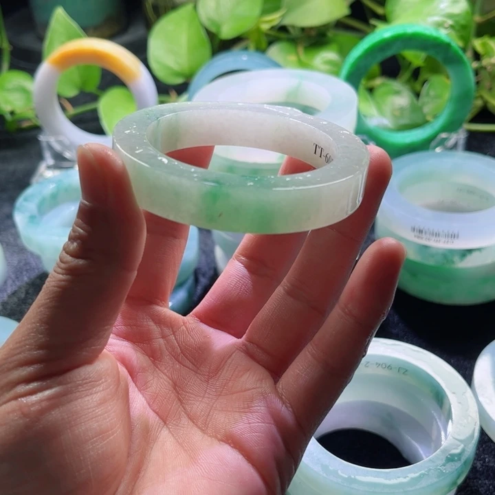 小***彬未镶嵌手镯定制翡翠