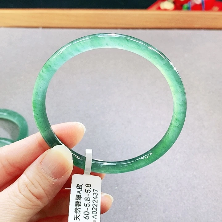 翡翠未镶嵌手镯（圆镯）