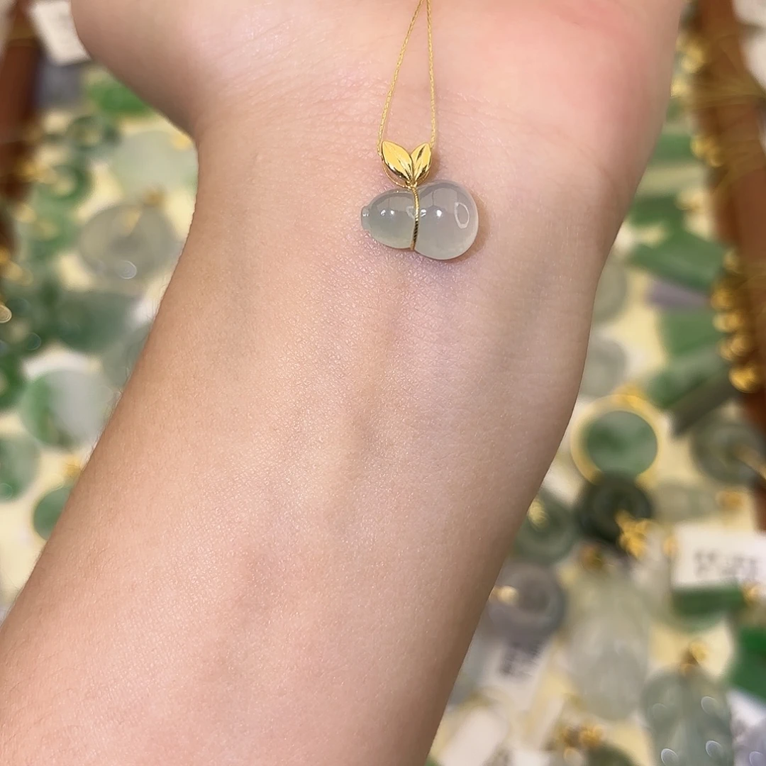 翡翠18K金镶嵌颈饰葫芦