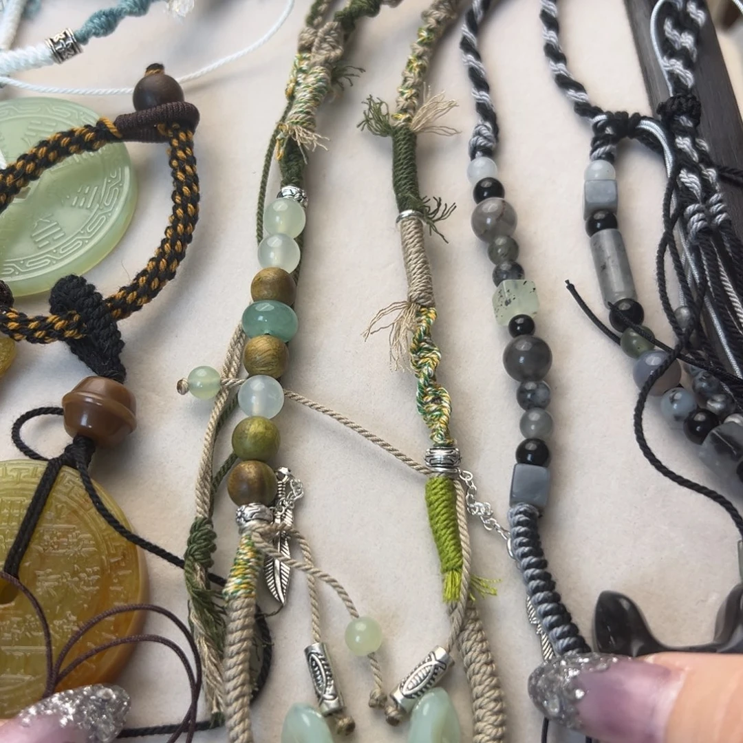 蛇纹石玉颈饰合金