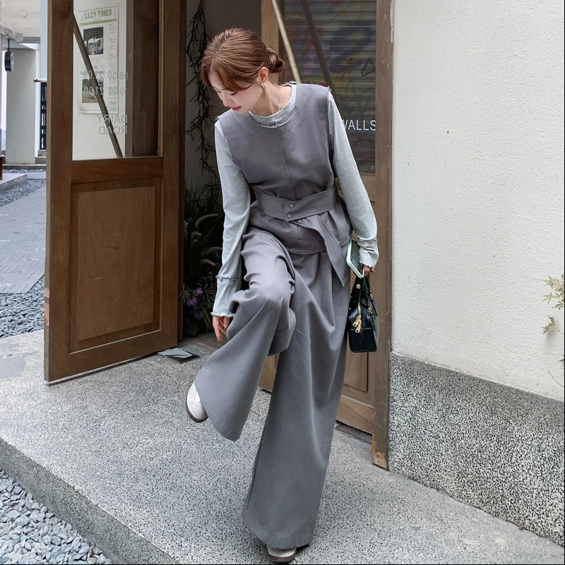 巨好看的套装早秋新款2025流行穿搭灰色马甲阔腿裤打底衫三件套